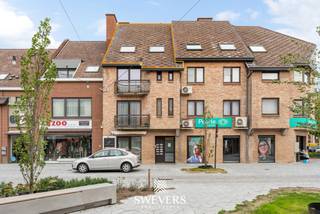 Voor meer info en foto’s, surf naar www.swevers.be – Op de derde verdieping van een verzorgd gebouw aan de Vredelaan 43 bus 3.01 in Houthalen-Helchteren ligt dit praktisch ingedeelde 1-slaapkamerappartement. Het gebouw dateert van 1988 en heeft een bewoonbare oppervlakte van 65m2. Dankzij de centrale ligging bevinden winkels en openbaar vervoer zich op amper 50 meter. Ook scholen, ontspanning, restaurants en belangrijke verbindingswegen zijn vlot bereikbaar. Ideaal voor eigen bewoning of als investering met het oog op verhuur. Het appartement beschikt over een lichtrijke leefruimte van 26,88 m² met grote raampartijen en dakramen. De open keuken van 4,70 m² sluit hier rechtstreeks op aan en werd in 2019 vernieuwd. Er is voldoende ruimte voor een gezellige zit- en eethoek. De ruime slaapkamer van 16,40 m² biedt plaats aan een dubbel bed en extra kastruimte. De badkamer is uitgerust met een douche, wastafelmeubel en toilet. Het badkamermeubel en toilet werden in 2019 vernieuwd en in 2024 kwam er een nieuwe spiegelkast bij. Doorheen de jaren werd het appartement gericht opgefrist. Zo werd in 2008 het Velux-dakraam in de badkamer vernieuwd en voorzien van een PVC-afwerking en dubbele beglazing en werden in 2019 onder meer de keuken en boiler vernieuwd. De elektriciteit is conform. Er is geen terras, maar de natuurlijke lichtinval, onderhoudsvriendelijke indeling en centrale ligging vormen duidelijke troeven. Een interessant appartement voor wie comfortabel en centraal wil wonen of op zoek is naar een vlot verhuurbare investering in Houthalen-Helchteren. Voor meer informatie, bel 011 255 155. Bron bewoonbare oppervlakte: EPC – verslag.