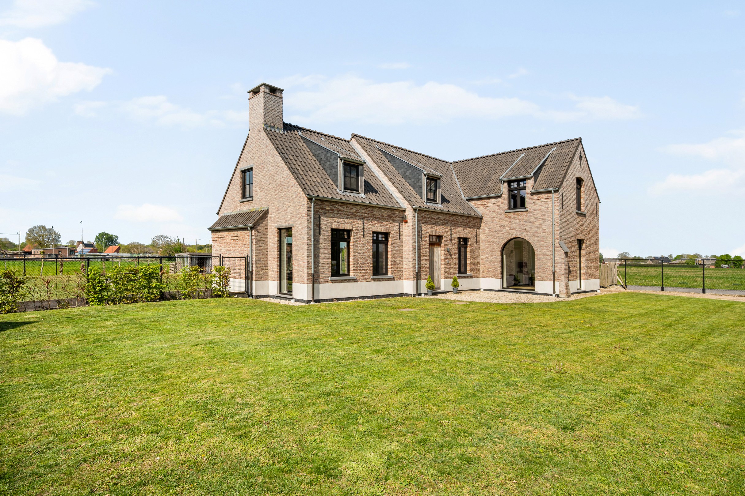 Luxueuze villa met vrij uitzicht op perceel van ca. 6886m² te Hoogstraten! - foto 1