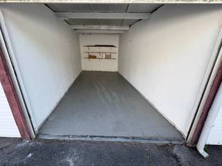 Deze afgesloten garagebox is gelegen in een afgesloten Residentie de Zeedijk te Oostende-Mariakerke.<br /><br />Via een automatische poort krijgt men toegang tot het afgesloten complex. De afgesloten garagebox is vlot toegankelijk en heeft volgende afmetingen:<br />Hoogte poort: 2,23 cm<br />Breedte poort: 2,79 cm<br />Diepte box: 6.28 cm<br />