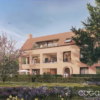 <p><strong>Houthof, CONIFEER – </strong><em>Wonen in alle rust, midden in de binnentuin</em></p>
<p>Hét nieuwe appartementengebouw binnen Houthof in Sint-Lenaarts. Hier vloeien binnen en buiten moeiteloos in elkaar over, met leefruimtes vol daglicht, <strong>groenzicht aan twee zijden</strong> en <span>terrassen op het zuidwesten</span>.<strong></strong><em><strong> <br /></strong></em></p>
<p><strong>Appartement CO_1.01: prachtig hoekappartement met 2 slaapkamers en zuidwest gericht terras!</strong></p>
<p>Indeling als volgt: ruime inkomhal met apart toilet en vestiaireruimte, <strong>leefruimte</strong> met open ingerichte keuken (samen ca. <strong>39,4m²</strong>), bergruimte/wasplaats (ca. 3,4m²), <strong>twee slaapkamers</strong> (12,3m² en 12m²) en ingerichte badkamer. Het appartement geeft via een groot schuifraam in de leefruimte uit op een overdekt <strong>zuidwest gericht terras </strong>(ca. 15,7m²) met zicht op het <u>groene binnengebied!</u></p>
<p>Het <u>energiezuinige</u> <u>appartement</u> (<strong>max. E30</strong>) wordt volledig en degelijk afgewerkt; zo is er thermisch onderbroken aluminium buitenschrijnwerk met isolerende beglazing, vloerverwarming in combinatie met een <strong>individuele lucht-water warmtepomp,</strong> balansventilatie en een regenwaterrecuperatie-systeem! Extra aandacht wordt besteed aan akoestische isolatie (ontdubbelde scheidingswanden, akoestische vloerisolatie, …). Grote ondergrondse parkeerkelder (lift tot appartement). Verplichte aankoop van minimum één kelderparking.</p>
<p><em>Houthof, dorpse charme, tijdloze uitstraling</em></p>
<p>Contacteer ons voor meer informatie of een vrijblijvende afspraak: info@coga.be - 03/636.47.47.47.</p>