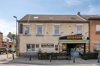 <p>Te koop: instapklaar handelspand met woonst in het centrum van Hever.</p>
<p> </p>
<p>Dit halfopen handelspand, gelegen aan het Heverplein in Boortmeerbeek, combineert een commerciële ruimte met een comfortabele woonst. Dankzij de centrale ligging in Hever geniet u van een uitstekende zichtbaarheid en bereikbaarheid, op wandelafstand van scholen en openbaar vervoer. Het pand is volledig instapklaar, waardoor u meteen uw zaak kan starten én wonen onder hetzelfde dak. De handelsruimte en de woning beschikken tevens over aparte busnummers.</p>
<p> </p>
<p>Belangrijkste ruimtes:</p>
<p>• Handelsruimte met directe toegang vanaf de straat, ideaal voor uw eigen zaak.</p>
<p>• Woonkamer met gezellige indeling.</p>
<p>• Keuken met praktische voorzieningen.</p>
<p>• Badkamer 1 met douche, ligbad, toilet en wastafel in meubel.</p>
<p><span>• </span>Badkamer 2 met enkele lavabo, douche en toilet</p>
<p>• Vier slaapkamers</p>
<p>• Dubbele garage</p>
<p> </p>
<p>Troeven:</p>
<p>• Gelegen in het centrum van Hever.</p>
<p>• Combinatie van handelszaak en woonst.</p>
<p>• Volledig instapklaar.</p>
<p> </p>
<p>Neem vandaag nog contact op met uw ERA-makelaar voor een bezoek.</p>
<p> </p>
<p>JOUW DROOMHANDELPAND. ZO GEVONDEN!</p>