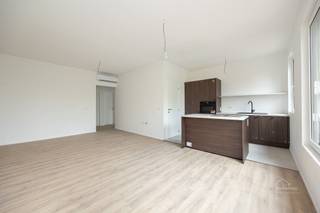 <h3><strong>Gerenoveerd 2-slaapkamer appartement in Borsbeek te koop!</strong></h3><p>Ontdek dit instapklare, volledig gerenoveerde appartement in een rustige straat in het hart van Borsbeek. Dankzij de moderne afwerking, veel lichtinval en aangename buitenruimte geniet u hier van hedendaags wooncomfort in een groene omgeving.</p><p>De ruime, open leefruimte baadt in het daglicht dankzij grote raampartijen en een slimme indeling. De gezellige living sluit naadloos aan op de moderne keuken met eiland, voorzien van stijlvolle donkere fronten, ingebouwde oven en aansluitingen voor vaatwasser en kookplaat op inductie.</p><p>Het appartement beschikt over twee slaapkamers, die ook perfect dienst kunnen doen als bureau of hobbyruimte. De strakke badkamer is uitgerust met een inloopdouche en modern wastafelmeubel.</p><p>De afwerking is instapklaar: witte muren, een moderne houtlookvloer en een frisse, tijdloze uitstraling.</p><p>Gelegen op een toplocatie in Borsbeek, dichtbij winkels, openbaar vervoer en uitvalswegen richting Antwerpen en de omliggende gemeenten.</p><p>Extra troeven:</p><ul><li>Volledig gerenoveerd en instapklaar</li><li>Terras</li><li><p>Staanplaats (t.w.v. €25.000) apart aan te kopen</p></li><li><p>Bergruimte</p></li><li>Rustige ligging nabij groen en centrum</li></ul>