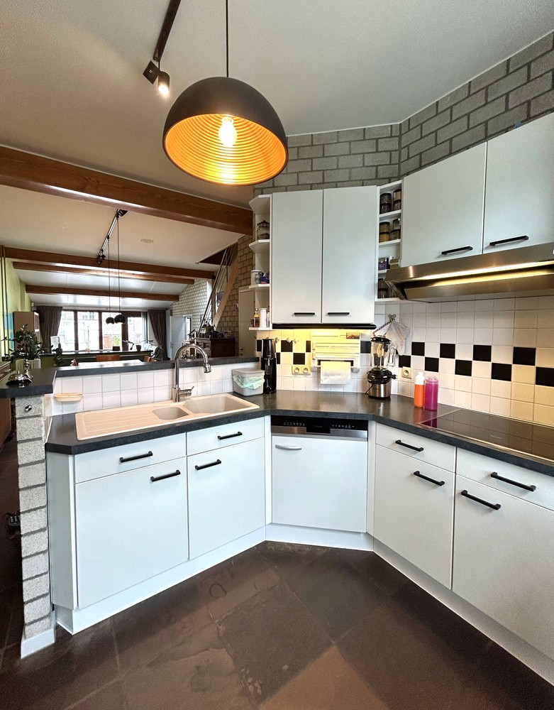 A must see - verrassend ruime woning met achteringang met privéparkeerplaatsen - foto 5