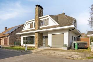 immo DAVID stelt voor: een ruime viergevelwoning in Affligem die rust en praktische leefruimte combineert.Via de inkomhal betreedt u de lichtrijke...