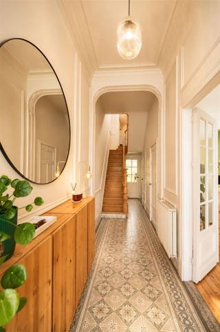 <p><span>Prachtige karakterwoning met zonnige tuin te huur in de Orchideeënstraat te Wilrijk. </span></p><p><span> </span></p><p><span>Indeling</span></p><p><span>Kelderverdieping: </span></p><p><span>- droge stockagekelder</span></p><p><span> </span></p><p><span> </span></p><p><span>Gelijkvloers: </span></p><p><span>- inkomhal </span></p><p><span>- apart toilet </span></p><p><span>- aparte berging met ligplanken en ruimte voor vriezer</span></p><p><span>- voorste leefruimte (momenteel ingericht als bibliotheek)</span></p><p><span>- ingerichte dubbele bureau </span></p><p><span>- woonkamer </span></p><p><span>- volledig ingerichte keuken (vaatwas, dubbele spoelbak, gasfornuis, dampkap, microgolf, oven,..)</span></p><p><span>- eetkamer </span></p><p><span>- zonnige tuin met terras </span></p><p><span> </span></p><p><span> </span></p><p><span>Tussenverdieping</span></p><p><span>- badkamer voorzien van nieuwe douche, ligbad, dubbele lavabo met meubel, tweede toilet, dressing en wasruimte </span></p><p><span> </span></p><p><span> </span></p><p><span>Bovenste verdieping</span></p><p><span>- slaapkamer 1 (16m²) met mooi weggewerkte opbergwand achter gordijn </span></p><p><span>- slaapkamer 2 (12 m²)</span></p><p><span> </span></p><p><span> </span></p><p><span>Extra informatie: </span></p><p><span>- beschikbaar vanaf 1 oktober 2026</span></p><p><span>- plexi lichtkoepel werd recent vervangen door driedubbel glas (nog niet opgenomen in het huidige EPC)</span></p><p><span>- eventueel behoud van gewenste meubels mogelijk</span></p><p><span> </span></p><p><span> </span></p><p><span>Ben jij geïnteresseerd in deze woning te huur in Wilrijk, ben je op zoek naar ander vastgoed, een investering of wens je de waarde van jouw eigendom te kennen? Dan ben je bij BOLT Immo aan het juiste adres! Wij helpen jou graag verder.</span></p><p><span> </span></p><p><span> </span></p><p><span> </span></p><p><span> </span></p>