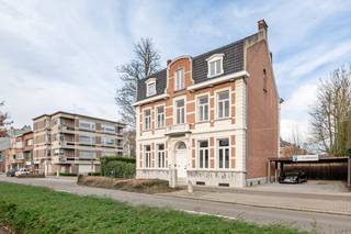 Riant herenhuis uit de Belle Époque op 950m² in centrum Schoten. Unieke woning die authenticiteit combineert met hedendaags wooncomfort. Ideaal voor grote gezinnen met de mogelijkheid om de 2de verdieping te gebruiken als autonome woonverdieping bereikbaar met liftinstallatie (momenteel buiten dienst).
Inkomhal met originele tegelvloer, gastentoilet, apart bureel met lift, 2-delige woonkamer op visgraatparket met open haard met handgeschilderde betegeling.
Achteraan bevindt zich een moderne glazen aanbouw die verbinding maakt met de leefruimte en tevens toegankelijk is vanuit de keuken. Tuin met zij-ingang, naast de woning tevens een ruime carport.
Op de verdieping: Ruime overloop, 4 slaapkamers, badkamer (inloopdouche, wastafel, toilet), aparte wasplaats.
2de verdieping: 3 slaapkamers, badkamer (ligbad, lavabo en toilet), kitchenette, ruimte met trap naar ruime zolder. Kelderberging.