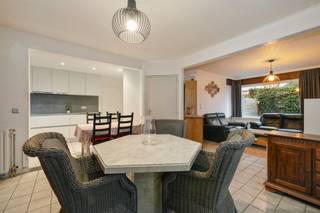 Instapklare gezinswoning met 3 slaapkamers nabij het centrum Dit betreft een rustig gelegen open bebouwing met 3 slaapkamers, inpandige garage en...