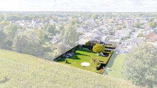 <p><strong>Energiezuinig wonen met ruimte, comfort en groen als absolute troeven</strong></p>

<p>Bij het binnenkomen valt meteen de functionele indeling op. Met drie slaapkamers is er voldoende ruimte voor het hele gezin. Eén van de kamers kan bovendien perfect ingericht worden als thuiswerkplek, hobbyruimte of logeerkamer. De ruime garage biedt plaats aan een wagen en zorgt daarnaast voor extra bergruimte.</p>

<p>Ook op energetisch vlak heeft deze woning heel wat te bieden. Dankzij de zonnepanelen en het <strong>EPC-label A</strong> woont u hier bijzonder energiezuinig. De woning beschikt bovendien over een <strong>warmtepomp met vijf airco-units</strong>: één in elke slaapkamer en twee in de leefruimte. Zo geniet u het hele jaar door van een aangenaam binnenklimaat. De <strong>elektrische vloerverwarming</strong> zorgt aanvullend voor een comfortabele en gelijkmatige warmteverdeling.</p>

<p>Een absolute troef is de <strong>prachtig onderhouden tuin</strong>. Deze groene buitenruimte vormt een heerlijke plek om te ontspannen, te genieten van zonnige dagen of gezellig samen te zijn met familie en vrienden. De verzorgde aanleg zorgt voor een rustige en aangename sfeer.</p>

<p>Deze woning combineert ruimte, comfort en energiezuinigheid met een grote garage en een prachtige tuin.</p>

<p><strong>Belangrijk: de woning wordt uitsluitend tijdelijk verhuurd, met een maximale huurtermijn van één jaar.</strong> Dit maakt haar bijzonder geschikt voor wie tijdelijk een kwalitatieve en volledig uitgeruste thuis zoekt.</p>

<p>Klaar om maximaal één jaar van te genieten. <strong>Interesse? Plan dan snel uw bezoek.</strong></p>