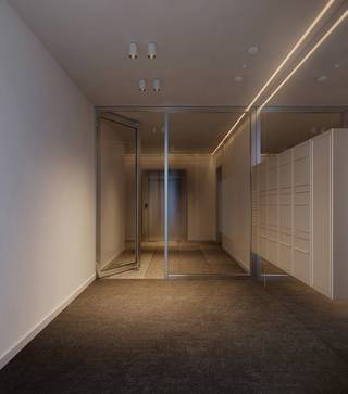 <div>
<div>
<div>
<div>
<p><span>ARENBERG24 - In de historische Arenbergstraat, grenzend aan de bruisende Graanmarkt, verwelkomen we elf exclusieve appartementen, met onder meer een penthouse van </span><span>258 m2 dat zich uitstrekt over de gehele bovenste verdieping.<br /><br />Al de appartementen – met doorzonontwerp – zijn het resultaat van een mooie samenwerking tussen het gerenommeerde Binst Architects en de creatieve hand van interieurarchitect Jim Dierckx. Met een subtiele knipoog naar het rijke verleden van de Arenbergstraat sluit het tijdloos design naadloos aan bij de historische charme van de omgeving. Zowel qua exterieur als interieur wordt elk detail van dit project met zorg ontworpen en verfijnd. De dynamische indeling zorgt ervoor dat u als toekomstige bewoner de configuratie van het appartement kan aanpassen naar eigen wens. Ook bent u vrij in de keuzes van de afwerking van het appartement conform het lastenboek.<br /></span><span>Alle appartementen zijn tevens uitgerust met een ruim terras, dat fungeert als het ideale verlengstuk van de binnenruimte en uitkijkt op de prachtig aangelegde binnentuin</span><span>. </span><span>Deze groene parel, doordacht ontworpen als een echte stadsoase, is rijk aan klimplanten en indrukwekkende meerstammige bomen die schaduw en sereniteit brengen. Hier vind je de perfecte balans tussen </span><span>natuur en stadsleven. Een oase van rust in het hart van de bruisende stad. Verder zorgen duurzame keuzes (individuele warmtepompen, zonnepanelen en doorgedreven isolatie) dat het project Arenberg24 zorgt draagt voor de toekomst. <br /><br /></span><span>Een ondergrondse parkeergarage is, ontegensprekelijk, een enorm voordeel in het centrum van Antwerpen.</span></p>
<p><span> </span></p>
</div>
</div>
</div>
</div>