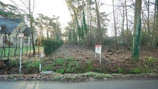 Rustig en residentieel gelegen bouwgrond van 31a10ca met private toegangsweg.Gelegen vlakbij golf-en meerdomein, dichtbij school en openbaar...