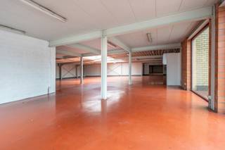 <h1>Ruim handelspand met magazijn van 700 m² te huur op zichtbare locatie langs de Bredabaan</h1>
<p>Bent u op zoek naar een ruime commerciële locatie met magazijn op een goed bereikbare ligging? Dan biedt dit gelijkvloerse handelspand met magazijn aan de Bredabaan 203 in Wuustwezel interessante mogelijkheden voor diverse activiteiten.</p>
<p>Het pand beschikt over een winkel- of showroomruimte van circa <strong>90 m²</strong> aan de straatzijde, gecombineerd met een ruim <strong>magazijn van circa 610 m²</strong>. Deze combinatie maakt het pand uitermate geschikt voor ondernemingen die nood hebben aan een commerciële ruimte met opslag, distributie of werkplaats op dezelfde locatie.</p>
<p>Dankzij de ligging langs de Bredabaan geniet uw onderneming van een uitstekende zichtbaarheid en een vlotte bereikbaarheid voor klanten, leveranciers en medewerkers. Achteraan het gebouw zijn laad- en losmogelijkheden voorzien, wat de dagelijkse logistieke werking aanzienlijk vergemakkelijkt.</p>
<p>Verder beschikt het pand over aansluitingen voor water en afvoerleidingen, waardoor de installatie van een kitchenette eenvoudig mogelijk is. Voor klanten en personeel is er voldoende parkeergelegenheid aanwezig.</p>
<h3>Indeling</h3>
<ul>
<li>Winkel- of showroomruimte: ca. 90 m²</li>
<li>Magazijnruimte: ca. 610 m²</li>
<li>Laad- en loszone achteraan</li>
<li>Mogelijkheid tot inrichting van kitchenette</li>
<li>Voldoende parkeergelegenheid</li>
</ul>
<h3>Troeven</h3>
<ul>
<li>Totale oppervlakte van ca. 700 m²</li>
<li>Combinatie van handelsruimte en magazijn</li>
<li>Uitstekende zichtbaarheid langs de Bredabaan</li>
<li>Vlotte bereikbaarheid</li>
<li>Laad- en losmogelijkheden achteraan</li>
<li>Ruime parkeervoorzieningen</li>
<li>Onmiddellijk beschikbaar</li>
<li>Geen gemeenschappelijke kosten</li>
</ul>
<h3>Ligging</h3>
<p>Gelegen langs de Bredabaan in Wuustwezel, een belangrijke commerciële verbindingsweg met een goede aansluiting richting Brasschaat, Brecht, Hoogstraten en Nederland. De locatie combineert bereikbaarheid, zichtbaarheid en praktische toegankelijkheid voor zowel klanten als leveranciers.</p>
<p><strong>Huurprijs: € 2.400 per maand</strong></p>
<p>Bel voor een afspraak 03 240 11 99 of mail wuustwezel@immopoint.be</p>