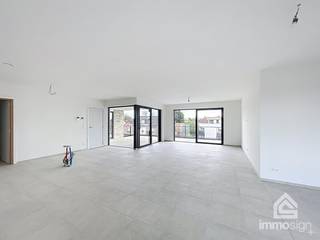 PLUSPUNTEN:<br />+ appartement 2.3<br />+ bruto oppervlakte: 140,53m²<br />+ netto oppervlakte: 114,53m²<br />+ terrasoppervlakte: 27,17m²<br />+ voorzien van zonnepanelen<br />+ 2 slaapkamers<br />+ ondergrondse parking en berging<br />+ extra carport nr. 15 inbegrepen<br />+ ventilatie type D<br />+ instapklare oplevering<br />+ budget keuken volgens lastenboek<br /><br />ALGEMEEN:<br />Op zoek naar een stijlvolle nieuwbouw die ruimte, licht en hedendaags wooncomfort combineert? Dit prachtige penthouse in Kinrooi biedt u een unieke woonbeleving met een royaal terras, een doordachte indeling en hoogwaardige afwerking volgens het lastenboek.<br /><br />Bij het binnenkomen ervaart u meteen de open en lichtrijke sfeer die deze woning typeert. De leefruimte vormt het hart van het appartement en geniet dankzij de grote raampartijen van een overvloed aan natuurlijke lichtinval. De open keuken met centraal eiland sluit naadloos aan op de gezellige leefruimte en biedt u de mogelijkheid om deze volledig naar eigen smaak te kiezen volgens het voorziene lastenboek.<br /><br />Het ruime terras is zonder twijfel één van de grootste troeven van dit penthouse. Hier geniet u in alle rust van het buitenleven, ideaal voor een ontspannen ontbijt, gezellige momenten met familie en vrienden of gewoon om te genieten van de open omgeving.<br /><br />Het appartement beschikt over twee volwaardige slaapkamers, een stijlvolle badkamer en praktische bergruimte, waardoor comfort en functionaliteit perfect samenkomen. Dankzij de nieuwbouwkwaliteit geniet u bovendien van hedendaagse technieken, energiezuinig wonen en zorgeloos wooncomfort.<br /><br />Praktisch wordt dit penthouse compleet gemaakt door twee autostaanplaatsen, een private kelderberging en een extra carport. Hierdoor beschikt u over voldoende parkeergelegenheid en maximale opbergruimte.<br />Een ideale woning voor wie op zoek is naar een moderne, energiezuinige en instapklare woonst met een ruim terras en een uitstekende bereikbaarheid in Kinrooi.<br /><br />FINANCIERING:<br />Een succesvolle vastgoedtransactie begint met een goede voorbereiding. Wij adviseren kandidaat-kopers om hun financiële mogelijkheden tijdig in kaart te brengen, zodat zij met de nodige zekerheid en vertrouwen kunnen handelen wanneer de juiste opportuniteit zich aandient.<br /><br />VERKOPEN OF VERHUREN MET EEN STRATEGISCHE AANPAK?<br />Dankzij het vertrouwen van onze klanten en onze sterke marktpositie zijn wij voortdurend op zoek naar kwalitatieve eigendommen. Overweegt u te verkopen of te verhuren? Ontdek vrijblijvend onze persoonlijke aanpak en hoe wij uw eigendom optimaal positioneren om de juiste doelgroep te bereiken.<br /><br />ALS EERSTE OP DE HOOGTE VAN NIEUW AANBOD:<br />De beste eigendommen worden vaak gevonden vóór ze breed beschikbaar zijn. Schrijf u vrijblijvend in via onze website en ontvang nieuw aanbod dat aansluit bij uw wensen en zoekcriteria.<br /><br />UW VASTGOED, ONZE EXPERTISE:<br />Elke eigendom verdient een persoonlijke strategie. Met een combinatie van marktkennis, professionele presentatie, actieve klantenbenadering en een sterk netwerk begeleiden wij onze klanten naar een succesvol resultaat.<br /><br />PERSOONLIJKE SERVICE, PROFESSIONELE BEGELEIDING:<br />Een vastgoedbeslissing vraagt een doordachte aanpak. Ons ervaren team staat klaar om u persoonlijk te adviseren en te begeleiden bij elke stap. Contacteer ons via +32 89 87 03 67 of via info@immosign-plus.be.