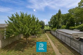 Op een strategische locatie tussen Aalter, Maldegem, Eeklo en Lievegem vindt u dit veelzijdige pand waar wonen, ondernemen en investeren perfect samenkomen.<br /><br />De woning werd recent volledig gestript en smaakvol gerenoveerd. Hierdoor geniet u van een hedendaagse, instapklare thuis met kwalitatieve afwerking en veel wooncomfort.<br /><br />De open leefruimte sluit mooi aan op de volledig uitgeruste keuken en vormt een aangename plek waar licht, ruimte en gezelligheid centraal staan. Daarnaast beschikt de woning over een praktische berging en aparte wasruimte.<br />Op de eerste verdieping bevinden zich drie volwaardige slaapkamers, een dressing, een ruime badkamer en een apart toilet. De zolder biedt extra mogelijkheden als opslagruimte, hobbyruimte of verdere uitbreiding.<br />Een bijzondere troef is het binnenzwembad. Dit zorgt niet alleen voor extra luxe en ontspanning in de privésfeer, maar biedt ook interessante mogelijkheden binnen een professioneel concept zoals wellness, coaching, therapie, sport of beleving.<br /><br />Het handelsgedeelte vormt een grote meerwaarde voor ondernemers of investeerders. De ruimtes zijn ruim, functioneel en flexibel in te vullen. Ze lenen zich uitstekend voor onder meer een praktijkruimte, atelier, opleidingsruimte, workshoplocatie, conceptstore, dierenzorg, sportbegeleiding, wellness of een combinatie van meerdere activiteiten.<br /><br />Wat dit pand extra interessant maakt, is de manier waarop het geheel is opgebouwd. De woning en het handelsgedeelte kunnen praktisch van elkaar gescheiden worden, waardoor er verschillende scenario’s mogelijk zijn. Zo kan u zelf wonen en de handelsruimte gebruiken, de woning verhuren en de handelsruimte zelf benutten, of omgekeerd. Ook voor wie op zoek is naar een pand met toekomstig rendement, biedt dit dus bijzonder veel potentieel.<br /><br />Dankzij de <strong>54 zonnepanelen</strong> is het pand bovendien energiezuinig en klaar voor de toekomst.<br /><br />Een instapklare woning, een ruim handelsgedeelte, een binnenzwembad en de mogelijkheid om wonen en ondernemen slim te combineren of op te splitsen.<br />Een pand voor wie groter durft denken dan standaard wonen alleen.
