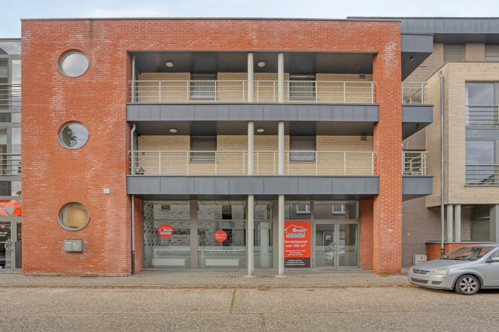 Ruim energiezuinig commercieel pand op toplocatie in centrum Hechtel - foto 2