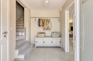 <p>Indeling van de woning</p>
<p>Bij het betreden van de woning komen we terecht in de inkomhal, waar zich ook een apart gastentoilet bevindt.</p>
<p>Van hieruit bereiken we de ruime en lichtrijke leefruimte, voorzien van grote raampartijen die zorgen voor een aangename lichtinval. De pelletkachel draagt bij aan extra warmte en gezelligheid.</p>
<p>Aansluitend bevindt zich de volledig uitgeruste keuken, voorzien van alle nodige inbouwtoestellen: een vaatwasser, microgolfoven, heteluchtoven, koelkast, kookplaat en dampkap. Naast de keuken bevindt zich een handige bergruimte.</p>
<p>Op de eerste verdieping vinden we een ruime badkamer, ingericht met een douche, ligbad, lavabomeubel en tweede toilet. Er zijn op deze verdieping drie volwaardige slaapkamers. Via één van de slaapkamers krijgt men toegang tot de zolderverdieping.</p>
<p>De zolder werd ingericht als extra slaapkamer en biedt voldoende ruimte en comfort.</p>
<p>Buitengebeuren</p>
<p>Buiten is er een overdekt terras (afdak) en een garage met automatische poort.</p>
<p>Technisch en comfort</p>
<ul>
<li>
<p>Dubbele beglazing in PVC-profielen</p>
</li>
<li>
<p>Elektrische rolluiken</p>
</li>
<li>
<p>3 airco-units voor koeling én verwarming</p>
</li>
<li>
<p>Zonnepanelen aanwezig</p>
</li>
<li>
<p>De volledige woning is voorzien van een kruipkelder<strong><br /></strong><br /><br />Voor meer informatie of een bezichtiging kan u ons contacteren op het nummer 0499/30.87.87 of via info@immo-bosmans.be</p>
</li>
</ul>