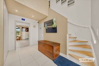 Deze prachtige alleenstaande villa is gelegen op een uitzonderlijk rustige en groene locatie in Zuienkerke, op een ruim perceel van maar liefst 900 m². De woning geniet van een bijzonder open en fenomenaal uitzicht over het omliggende groen en water. Dankzij de combinatie van ruimte, rust, comfort en een uitstekende bereikbaarheid vormt deze eigendom een ideale thuis voor wie landelijk wil wonen en toch een vlotte verbinding naar Brugge, Blankenberge en Knokke wenst.<br /><br />Bij het betreden van de woning komt u terecht in een ruime inkomhal met gastentoilet. Van hieruit bereikt u de lichtrijke leefruimte, voorzien van een gezellige open haard. Aansluitend bevindt zich de royale eetplaats met veranda die dankzij de grote raampartijen een prachtig zicht biedt op de tuin en het omliggende landschap.<br /><br />De leefruimte staat in directe verbinding met de open en volledig uitgeruste keuken. Ook hier zorgen de grote raampartijen voor een aangename hoeveelheid natuurlijk licht en een voortdurend zicht op het groen. Verder beschikt het gelijkvloers over een praktische wasplaats, een koele berging, een dubbele garage en toegang tot een eerste zolderruimte.<br /><br />Op de bovenverdieping bevinden zich drie volwaardige slaapkamers en een ruime masterbedroom met inloopdressing. Deze beschikt bovendien over een recent gerenoveerde badkamer. Daarnaast is er nog een tweede badkamer aanwezig, wat zorgt voor extra comfort voor het hele gezin.<br /><br />Een bijzonder interessante troef bevindt zich onder het dak. De volledig geïsoleerde en ruime zolder staat momenteel klaar om verder ingericht te worden en biedt tal van mogelijkheden. Zo kan deze ruimte perfect dienstdoen als prachtige hobbyruimte, professionele werk- of praktijkruimte, ontspanningsruimte of zelfs als extra slaapkamer. Hierdoor beschikt de woning over een mooie uitbreidingsmogelijkheid die volledig kan worden afgestemd op uw persoonlijke woon- of werkbehoeften.<br /><br />Ook buiten biedt deze villa heel wat troeven. De fraai aangelegde tuin geniet van een uitzonderlijk open zicht en beschikt over een ruim zonneterras, een gezellige pergola, een praktische tuinberging en zelfs een eigen petanquebaan. Het geheel vormt een bijzonder aangename buitenomgeving waar u in alle rust kunt genieten van de groene omgeving.<br /><br />Ook op technisch vlak is de woning voorzien van verschillende hedendaagse comfortelementen. Zo beschikt de villa over een ventilatiesysteem, 21 zonnepanelen, twee thuisbatterijen, een elektrische laadpaal en een regenwaterput van 7.000 liter. Daarnaast is de elektriciteitsinstallatie conform en beschikt de woning over een private oprit met ruime parkeermogelijkheid.<br /><br />Dankzij de uitzonderlijke ligging, het ruime perceel, de vier volwaardige slaapkamers en de extra mogelijkheden van de zolder is deze villa een bijzonder veelzijdige eigendom. Een woning voor wie op zoek is naar ruimte, privacy en rust, gecombineerd met een prachtig uitzicht en een vlotte bereikbaarheid.<br /><br />Een unieke villa waar ruimte, comfort en een uitzonderlijke groene omgeving samenkomen.<br /><br />Bel vandaag nog om een bezoek in te plannen en ontdek zelf de ruimte, rust en het uitzonderlijke uitzicht van deze prachtige villa te Zuienkerke.<br /><br />