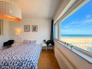 Charmant 1-slaapkamerappartement met ZIJDELINGS ZEEZICHT, INSTAPKLAAR COMFORT en een TOPLIGGING op de ZEEDIJK van Oostende. Dit VERZORGD appartement verwelkomt u via een centrale inkomhal die vlot toegang geeft tot alle ruimtes. De LICHRIJKE woonkamer met grote raampartijen geniet van een OPEN, ZONNIGE SFEER en vormt samen met de INGERICHTE KEUKEN een aangename leefruimte waar wonen en ontspannen perfect samengaan. De MODERNE BADKAMER is praktisch en comfortabel ingericht, terwijl de VOLWAARDIGE SLAAPKAMER rust en privacy biedt. Een extra troef is de PRIVATE BERGRUIMTE in de kelderverdieping, ideaal voor extra stockage. Gelegen pal aan het strand en met ZICHT OP DE NOORDZEE, woont u hier op WANDELAFSTAND van winkels, openbaar vervoer en gezellige horecazaken. Deze UITSTEKENDE LIGGING maakt het appartement bijzonder aantrekkelijk voor wie op zoek is naar een VASTE WOONST, een TWEEDE VERBLIJF aan zee of een INTERESSANTE INVESTERING in vastgoed in Oostende.<br /><br />Adres: Zeedijk 138, 8400 Oostende<br /><br />G-score en P-score A, Geen renovatieverplichting van toepassing