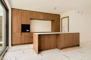 <h3><strong>SCHUTTERSHOF - WONEN IN DE GROENE LONG ROND ANTWERPEN </strong></h3>
<p><strong>Schuttershof</strong> is een gloednieuw woonproject in het hart van <strong>Mariaburg</strong>, de groene long rond Antwerpen. Hier woon je rustig, ruim en omgeven door natuur, met alle voorzieningen op wandelafstand.<br /><span></span></p>
<p><strong>Ruime woningen met grote tuinen</strong><br />Het project biedt een mooie selectie van <strong>ruime woningen met 3 tot 4 slaapkamers</strong>, met oppervlaktes van <strong>168 m² tot 199 m²</strong> en <strong>grote tuinen</strong>. Dankzij de <strong>persoonlijke klantenbegeleiding</strong> werk je de woning volledig af naar jouw smaak.</p>
<strong>Duurzaam en energiezuinig wonen</strong><br />Bij Schuttershof staat <strong>energiezuinigheid centraal</strong>: verwarming via <strong>warmtepomp</strong> en <strong>vloerverwarming. </strong><span>Dit heeft een grote impact op uw energieverbruik, we spreken voor dit project dan ook over een <strong>epb van 30 of Label A-plus</strong>.<br /><br /><strong>Ligging en faciliteiten<br /></strong>U heeft de mogelijkheid ondergrondse parkeerruimte aan te kopen. Er is voor alle bewoners een grote fietsenstalling ter beschikking, openbaar vervoer vindt u op wandelafstand.<br /><br />Wonen in het centrum van Mariaburg biedt enorm veel voordelen: bakker, slager, grootwarenhuis (Delhaize), restaurants, cafés: u vindt alles op wandelafstand. Mariaburg geeft een uniek dorpsgevoel in de groene long rond Antwerpen. U bent op een twintigtal minuten met trein of auto in centrum Antwerpen maar Brasschaat, Ekeren en Kapellen liggen vlakbij en voorzien u ook van alle faciliteiten.</span>