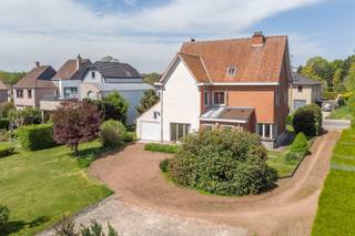 Century21 ImmoNero stelt voor, unieke gelegenheid voor paarden liefhebbers, deze ruime, te renoveren woning op een volkomen vlak en...