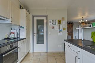 Cet appartement est situé aux deuxième et troisième étages (sans ascenseur) et dispose d'une surface habitable d'environ 90 m². MISE EN PAGE-...