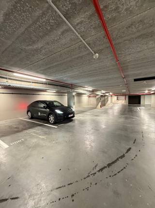 <span>Deze <strong>ondergrondse staanplaats op -1</strong> is gelegen op de historische site "Het Academisch Kwartier" in centrum Lier.<br /><br />De staanplaats is vlot bereikbaar en toegankelijk via een automatische sectionale garagepoort.<br /><br /><strong>Afmetingen:</strong><br />Breedte: ca. 2m30cm;<br />Diepte: ca. 5m.<br /><br /><strong>Ligging:</strong><br />Gelegen in het <strong>prestigieuze "Het Academisch Kwartier"</strong>, profiteert u van een uitzonderlijke locatie in Lier. Deze site combineert historische charme met moderne voorzieningen. Op loopafstand vindt u gezellige cafés, restaurants, winkels en culturele bezienswaardigheden.<br /></span>