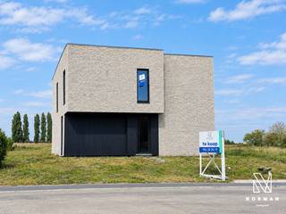 UNIEKE BEN-NIEUWBOUWVILLA IN MARKE – 4 SLKS – 2 BADKS – 266M² BEWOONBARE OPPERVLAKTE<br /><br />Op zoek naar een ruime nieuwbouwvilla die u volledig naar eigen smaak kunt afwerken? Dan is deze cascowoning in Marke een buitenkans!<br /><br />Op een mooi perceel van 652 m² bevindt zich deze verrassend ruime en lichtrijke nieuwbouwvilla met een bewoonbare oppervlakte van 266 m². De combinatie van een strakke architectuur, royale leefruimtes, hoogwaardige technieken en een prachtig zicht op het groen maakt van deze woning een bijzonder geheel.<br /><br />Via de centrale inkomhal met gastentoilet en open trap komt u in de indrukwekkende leefruimte van maar liefst 95 m². De keuken, eetplaats en zithoek vormen één open en lichtrijk geheel. De indeling biedt bovendien tal van mogelijkheden: zo kan er nog een open of afgesloten bureauruimte worden voorzien. Grote raampartijen zorgen voor een aangename verbinding met de tuin en bieden een prachtig uitzicht op het achterliggende groen.<br />Verder beschikt het gelijkvloers nog over een praktische wasplaats en technische ruimte.<br /><br />Op de eerste verdieping bevinden zich vier volwaardige slaapkamers en twee badkamers. De master suite is zonder twijfel een van de blikvangers van de woning. Deze bestaat uit een ruime slaapkamer, dressing en een eigen badkamer. <br /><br />Een van de grootste troeven van deze woning is de volledige afwerkingsvrijheid. De villa staat klaar om verder door u afgewerkt te worden, op uw eigen tempo en volgens uw eigen smaak en stijl. De renders in de publicatie dienen louter als inspiratie qua mogelijke inrichting en afwerkingsopties, zij houden geen rekening met technische uitvoerbaarheid.<br /><br />Pluspunten: <br />+ E-peil 18 – label A – zonnepanelen – vloerverwarming en -koeling<br />+ hoogwaardige materialen en technieken<br />+ 266m² bewoonbare oppervlakte<br />+ 4 slaapkamers - 2 badkamers<br /><br />Prijs: exclusief registratierechten, 21% btw en notariskosten.<br /><br />Meer info? Contacteer annelies@vastgoednorman.be