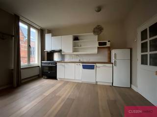<p><span>Charming move-in ready apartment in nice location.</span></p><p><span>* info/visit? MAIL to vv@clissenimmo.be!*</span></p><p><span>This one bedroom apartment is located between Blauwtorenplein and Leopoldstraat. The apartment is located on the 2nd floor of a mansion. </span></p><p><span>Entrance hall on parquet with fitted wardrobe, The living room (27m²) on parquet is located at the front, it has an open kitchen equipped with all appliances (fridge, freezer, gas cooker, cooker hood, oven, dishwasher and microwave). The bedroom (14m²) is located at the quiet rear. The fully tiled bathroom is equipped with sink, towel radiator, shower and toilet.</span></p><p><span>Underground parking space must be rented at €100,- No general expenses. CV individual, no bicycle storage, window washer included in the rent.</span></p><p><span>Own meters for electricity, water and gas.</span></p>