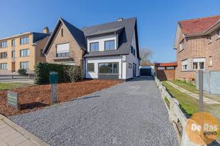 <p>ERPE-MERE - Deze volledig gerenoveerde halfopen bebouwing combineert moderne technieken met een doordachte indeling en biedt een instapklare, energiezuinige woonervaring. De woning werd van A tot Z vernieuwd met oog voor kwaliteit, comfort en duurzaamheid. Dankzij de warmtepomp, vloerverwarming in de volledige woning en zonnepanelen geniet je hier van hedendaags wooncomfort met een laag energieverbruik.</p>
<p>Bij het binnenkomen word je verwelkomd in een stijlvolle inkomhal met gastentoilet. De lichtrijke leefruimte vormt het hart van de woning en biedt volop plaats voor een gezellige zit- en eethoek. De open, moderne keuken sluit hier naadloos op aan en creëert een ruim en aangenaam geheel. Aansluitend bevindt zich een praktische wasplaats met toegang tot de kelder, wat het dagelijkse comfort extra verhoogt.</p>
<p>Op de eerste verdieping bevinden zich drie ruime slaapkamers en een moderne badkamer, ideaal voor een gezin of voor wie extra ruimte wenst voor een bureau of hobbykamer. De zolderverdieping biedt bovendien nog tal van uitbreidingsmogelijkheden, waardoor de woning eenvoudig kan meegroeien met jouw noden.</p>
<p>Ook buiten heeft deze woning heel wat te bieden. Je beschikt over een grote garage, een mooi aangelegd terras en een verzorgde tuin waar het heerlijk genieten is van rust en buitenleven.</p>
<p>De combinatie van een hoogwaardige totaalrenovatie, energiezuinige technieken en een praktische indeling maakt van deze woning een bijzonder aantrekkelijke en duurzame woonopportuniteit.<br /><br />Aarzel dan niet en maak snel uw afspraak! Voor meer info of bezoek 053/60.65.60.</p>