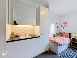Deze moderne studentenunit is gelegen in de Vlasgaardstraat 60 te Gent, op een centrale en strategische locatie op fietsafstand van verschillende faculteiten van de Universiteit Gent en diverse hogescholen. Dankzij de uitstekende ligging vormt deze unit een interessante opportuniteit voor ouders van studerende kinderen, maar ook voor investeerders die op zoek zijn naar een verhuurinvestering in de Gentse studentenmarkt.<br /><br />Het studentengebouw is praktisch en eigentijds ingericht. De gemeenschappelijke delen beschikken over sanitaire voorzieningen, toiletten, keukens en een fietsenstalling, waardoor de bewoners kunnen genieten van alle nodige faciliteiten binnen het gebouw.<br /><br />Er is een gemeenschappelijke tuin en overdekte fietsenstalling aanwezig, afgesloten met een automatische poort met toegangscode.<br /><br />De studio wordt momenteel verhuurd aan € 496,49 per maand en biedt hierdoor een onmiddellijke verhuuropbrengst voor de nieuwe eigenaar. De combinatie van de centrale ligging, de nabijheid van onderwijsinstellingen en de huidige verhuur maakt dit een interessante investering in studentenhuisvesting in Gent.<br /><br />Wenst u meer info en/of een bezoek? Contacteer dan Benjamin De Wit of Philippe Claesens (0473970880 / 0474823144 - benjamin@rosseel.be / philippe@rosseel.be)