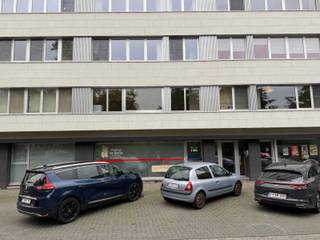 In het volle centrum met zicht op een park dit vernieuwd appartement, instapklaar.<br /><br />✅ Splinternieuwe ingerichte keuken<br />✅ Splinternieuwe badkamer met inloopdouche<br />✅ Twee slaapkamers<br />✅ Gezellig terras<br />✅ Kelderbering<br />✅ Lift<br />✅ EPC Score B<br />✅ Goedgekeurde elektrische installaties<br /><br />Weinig aanbiedingen zo centraal én rustig gelegen maken dit appartement uniek