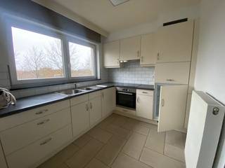 Dit instapklaar en lichtrijk appartement van 82m² biedt alles wat je nodig hebt voor comfortabel wonen. De ruime leefruimte met open keuken geeft uit op het terras, waar je geniet van een rustgevend open uitzicht zonder inkijk.<br /><br />Het appartement beschikt over twee volwaardige slaapkamers, een moderne badkamer en praktische opbergruimtes. Dankzij het ontbreken van bovenburen geniet je hier van extra rust en privacy.<br /><br />Gelegen in een recent gebouw (2010) met lage gemeenschappelijke kosten (geen syndicus) en een gunstige EPC-score A. Dat zorgt voor energiezuinig en betaalbaar wonen. Er zijn aparte meters voor water, elektriciteit en gas, een conforme elektrische keuring, fietsenstalling en een moderne lift.<br /><br />De ligging is een absolute troef: trein- en bushaltes bevinden zich vlakbij. Het centrum, scholen en supermarkten zijn vlot bereikbaar te voet.<br /><br />verplicht tot aankoop van een garage (15.000 euro ) of staanplaats (7.000 euro)<br />Extra voordeel: € 1867 korting op de registratierechten voor een enige eigen woning.<br />Contacteer ons vandaag nog voor een bezoek!<br />