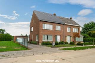 <p><span>In een rustige en aangename woonwijk, op wandelafstand van het centrum van Sint-Katelijne-Waver, bevindt zich deze uitstekend onderhouden halfopen bebouwing. De woning combineert een ruime en praktische indeling met aangename leefruimtes, een mooie tuin en een vlotte bereikbaarheid.</span></p><p><span>Bij het betreden van de woning verwelkomt een royale inkomhal u, met gastentoilet. De lichtrijke leefruimte vormt het hart van de woning en sluit aan op de ruime, volledig geïnstalleerde keuken. Aansluitend bevinden zich een praktische wasplaats/berging en een veranda die een aangename verbinding vormt met de tuin. Op het gelijkvloers is er bovendien een badkamer.</span></p><p><span>Op de eerste verdieping bevinden zich drie royale slaapkamers en een afzonderlijk toilet. Daarnaast biedt de zolder extra bergruimte.</span></p><p><span>Ook buiten heeft deze woning heel wat te bieden. De aangename tuin biedt volop ruimte om te ontspannen en te genieten van het buitenleven. Verder beschikt deze eigendom over een dubbele garage en werkhuis, ideaal voor hobbyisten, klussers of wie extra opslagruimte wenst.</span></p><p><span>Op energetisch vlak scoort de woning gunstig dankzij verschillende recente investeringen, waaronder het recent gerenoveerde dak (2024), zonnepanelen en een lucht-luchtwarmtepomp.</span></p><p><span>Dankzij de rustige ligging, de nabijheid van het centrum en de uitstekende bereikbaarheid is dit een bijzonder interessante woning voor wie comfortabel en praktisch wil wonen.</span></p>