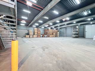 <u><strong>Benaderende bruto-AFMETINGEN: </strong></u><br />Magazijn: 830m²  (30 x 27,67m).<br />Ruim verhard gemeenschappelijk parkeerterrein met slagboom.<br /><br /><u><strong>AFWERKING:</strong></u><br />- Betonnen constructie <br />- Gevelwanden in betonpanelen <br />- Gepolierde en gewapende betonvloer<br />- Automatische poort (h: 5,45m; b: 11,0m)<br />- Afzonderlijke inkomdeur<br />- TL-verlichting<br />- Vrije hoogte 7,90m<br /><br /><u><strong>NUTSVOORZIENINGEN:</strong></u><br />Elektriciteit (63A) met tussenteller. Gemeenschappelijk sanitair.<br /><br /><u><strong>TOEGANGSWEGEN</strong></u>:<br />Binnenunit met brede doorgang van en naar de loods binnen een industriële site van 1,5ha.<br /><br /><u><strong>BESTEMMINGSMOGELIJKHEDEN:</strong></u><br />Zone voor milieubelastende industrieën.<br />Opslag, productie, bewerking en verwerking van goederen.<br /><br /><u><strong>LIGGING:</strong></u><br />De loodsen aan Kaaistraat 5 in Kerkhove (deelgemeente van Avelgem) liggen in de Scheldevallei, in een zone met (watergebonden) bedrijvigheid langs de rivier de Schelde. Vlakbij het rondpunt naar N8 (Oudenaardsesteenweg-Brugstraat) en N36 (Bruggesteenweg). E17 bereikbaar binnen ca. 20 minuten rijden.<br /><br /><u>* Bijzonderheden:</u><br />- Beschikbaar 1 mei 2026<br />- Geen gemene kosten !<br />- Weegbrug aanwezig op de site 3 x 18m.<br />- Vermelde prijzen zijn excl. onroerende voorheffing (1m forfaitair), voorschot nutsen (€100/m) en BTW.<br />- Onze referentie op <strong>www.centro.be</strong>: <strong>P0498-P4</strong> of contacteer ons op <strong>050 70 01 02</strong>.