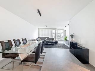 Cet appartement de luxe recherche de nouveaux résidents. Êtes-vous à la recherche de luxe, de confort et d'espace ? Alors c'est définitivement quelque chose pour vous ! Avec ses 2 chambres, ses 2 salles de bains et ses 2 terrasses, vous vous y sentirez comme chez vous. MISE EN PAGE :- hall d'entrée- toilettes pour invités- espace de vie- cuisine ouverte- 2 terrasses spacieuses- 2 salles de bain- 2 chambres- rangementGÉNÉRAL :- appartement de luxe- fini avec des matériaux de qualité- fitness dans le bâtiment- Centre-ville de Waregem- à proximité des routes d'accès- box de garage obligatoire à louer : 85€ par moisLe moyen le plus rapide pour visiter cette propriété ? Demandez votre visite via le bouton rouge de notre site Web (www.dewaele.com) et vous serez contacté par notre courtier. Les rendez-vous ne peuvent pas être pris par téléphone. Si vous avez d'autres questions, veuillez nous contacter par téléphone au 056 605 605.