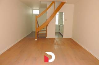 Volledig gerenoveerde stadswoning in centrum Brugge. De woning heeft een inkom, ingerichte keuken, living, toilet, terras, 2 slaapkamers, badkamer...