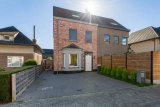 Deze karaktervolle woning bevindt zich in een doodlopende straat op een centrale locatie in Lier.<br />Met 3 royale slaapkamers, 2 badkamers en een sfeervolle tuin biedt deze woning een perfect evenwicht tussen comfort en gezelligheid. Dankzij de slimme indeling valt er volop natuurlijk licht naar binnen, wat zorgt voor een warme en uitnodigende leefruimte.<br /><br />Op het gelijkvloers verwelkomt de ruime inkomhal u die toegang geeft tot de lichtrijke leefruimte met prachtig zicht op de mooie tuin met riant terras. Deze vormt een oase van rust om in alle privacy te genieten. Aansluitend bevindt zich de volledig uitgeruste keuken voorzien van een gasvuur, een oven, een microgolfoven, een koelkast en een vaatwasser. Vervolgens is er een badkamer met toilet, douche en dubbele lavabo aanwezig alsook een praktische wasberging. <br /><br />Op de eerste verdieping geeft de nachthal toegang tot twee ruime slaapkamers (12m² / 14,75m²) en een tweede badkamer met ligbad, toilet en enkele lavabo. <br /><br />De tweede verdieping bestaat nog uit een ruime 3de slaapkamer (24,75m²). <br /><br />Tot slot is er nog een garage aanwezig die handig is voor het stallen van fietsen. <br /><br />Troeven: <br />+ Veel lichtinval <br />+ Gezellige tuin met groot terras <br />+ Garage voor fietsen<br />+ EPC C<br />+ 3 slaapkamers<br />+ 2 badkamers <br />+ Centrale en goed bereikbare ligging in Lier <br /><br />Interesse? Neem contact op via 03 337 50 70 of info@vbvastgoed.be voor meer informatie of een bezichtiging.
