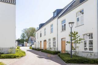 De hoeve Pessemier is een zeer uitzonderlijk stijlvol nieuwbouw project in onze stad dat rust en kracht uitstraalt op amper 2 min wandelen van de grote markt.  Een luxueus en hedendaags woonerf genoemd de Hoeve Pessemier. <br />Charmante, duurzame en gezellige woningen met veel karakter en met fantastische buren die allemaal zorg dragen voor hun woonerf. Veiligheid, properheid en klasse komen op de eerste plaats. <br /><br />Gesloten en half open bebouwingen. Nog 3 beschikbaar. <br />2, 3 of 4 slaapkamers<br />Prijzen vanaf 383700 € excl btw en registratierechten <br /><br />Je kan niet anders dan ervan te houden ! Kom zeker een bezoek brengen. Wij maken tijd voor u ! <br />Een nieuwe thuis... een nieuw wondermooi begin in een kleinschalig en voortreffelijk woonerf. <br />Neem contact op met Fabienne op het nr 0475/34.00.40