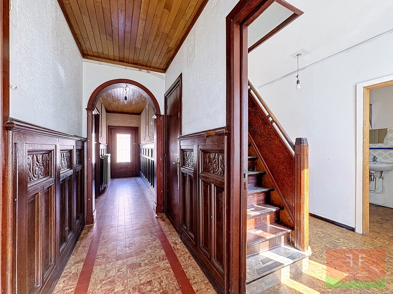 Open bebouwing met 6 slaapkamers, 3 badkamers, inpandige garage en ruime tuin - foto 5