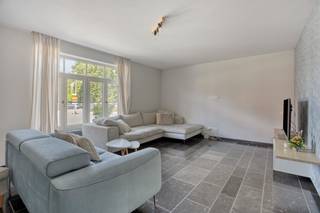 In een rustige en residentiële woonomgeving, op een uitstekende locatie nabij het centrum van Genk, bevindt zich deze stijlvolle en hoogwaardig afgewerkte gezinswoning. Een woning waar ruimte, licht en wooncomfort centraal staan en waar elk detail met zorg werd uitgewerkt.<br /><br />Via de ruime inkomhal betreedt u de woning en komt u terecht in de lichtrijke leefruimte. De gezellige zithoek vloeit naadloos over in de eetkamer en de volledig uitgeruste leefkeuken, die dankzij haar tijdloze uitstraling en kwalitatieve afwerking ongetwijfeld het kloppende hart van de woning vormt. Op het gelijkvloers bevinden zich verder een praktische bureauruimte, een berging en een gastentoilet.<br /><br />De eerste verdieping omvat drie volwaardige slaapkamers, een ruime dressing en twee smaakvol ingerichte badkamers. De zolderverdieping biedt bovendien tal van mogelijkheden en kan perfect ingericht worden als extra slaapkamer, hobbyruimte, speelkamer of thuisbureau, volledig afgestemd op uw woonwensen.<br /><br />De verzorgde tuin vormt een aangename verlenging van de leefruimte en nodigt uit om in alle rust te genieten van zonnige dagen. Het ruime terras en het overdekte gedeelte aan de garage zorgen ervoor dat u het hele jaar door comfortabel buiten kunt vertoeven.<br /><br />De centrale ligging, op korte afstand van winkels, scholen, openbaar vervoer en de E314, maakt het plaatje compleet. Een instapklare woning waar kwalitatief wonen, een doordachte indeling en een uitstekende bereikbaarheid samenkomen.<br /><br />Bent u op zoek naar een stijlvolle gezinswoning waar u onmiddellijk uw thuis van kunt maken? Dan nodigen wij u graag uit om deze prachtige eigendom zelf te komen ontdekken.
