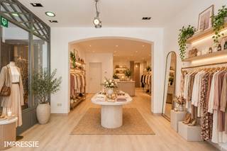 <strong><span>Interessant opbrengsteigendom bestaande uit een gelijkvloerse commerciële ruimte (ca. 67 m²), kelder en een bovenliggend triplexappartement (ca. 141 m²) met 3 slaapklamers, een dakterras en een grote, afgewerkte zolder. Toplocatie aan de Victoriestraat in Turnhout, vlak bij de winkelstraten, de Lebon-site en verschillende parkings. <br /><br />Het eigendom biedt verschillende mogelijkheden, zowel voor investeerders als voor wie wonen en werken wil combineren. De commerciële ruimte op het gelijkvloers is beschikbaar vanaf 1 december 2026 en kan opnieuw verhuurd worden of voor eigen kantoor-, handels- of praktijkdoeleinden worden gebruikt. Het ruime appartement is momenteel verhuurd, maar kan bij aankoop voor eigen bewoning worden opgezegd mits naleving van de wettelijke voorwaarden en een opzegtermijn van zes maanden.</span></strong><strong><strong><br /></strong></strong><span><br /></span><span>Gelijkvloers - winkel<br /></span>De commerciële ruimte geniet van veel natuurlijk daglicht dankzij de grote etalage. Ze bestaat uit een grote open ruimte (ca. 54 m²), een afzonderlijke bureau- of praktijkruimte van ca. 10 m² en een toilet met handenwasser.<br /><br />De huidige huurovereenkomst eindigt op 30 november 2026, waardoor de ruimte <strong><span>vanaf 1 december 2026 beschikbaar is voor eigen gebruik of nieuwe verhuring</span></strong>.<br /><span><br />Gelijkvloers - appartement<br /></span>Aparte inkom naar het bovenliggende appartement.<br /><br /><span>Eerste verdieping - appartement<br /></span>Ruime woonkamer met aansluitend de leefkeuken waar plaats is voor een grote eettafel. Via de keuken is er toegang tot het aangename dakterras. Verder nog een slaapkamer of bureau (ca. 13 m²) op de tussenverdieping.<br /><br /><span>Tweede verdieping - appartement<br /></span>Hier nogmaals 2 volwaardige slaapkamers (ca. 21 m² en 15 m²), de badkamer met ligbad en dubbele wastafel en een toilet op de nachthal.<br /><br /><span>Zolderverdieping - appartement<br /></span>De 3e verdieping is te bereiken via een vaste trap. Deze kamer is volledig afgewerkt en voorzien van vloer, verlichting en ramen. Momenteel is deze verdieping in gebruik als zolder, maar dit kan eveneens dienst doen als speel/hobbykamer, bureau of 4e slaapkamer.<br /><br /><strong><span>Het appartement is sinds 1 januari 2020 verhuurd onder woninghuur. Bij aankoop voor eigen bewoning kan de huurovereenkomst door de nieuwe eigenaar worden opgezegd mits naleving van de wettelijke voorwaarden en een opzegtermijn van zes maanden.<br /><br /></span></strong><strong><span>Dankzij de combinatie van een vrij beschikbare commerciële ruimte vanaf 1 december 2026 en een verhuurd, ruim appartement biedt het geheel interessante mogelijkheden voor zowel eigen gebruik als investering.</span></strong><strong><span><br /></span></strong><strong><br /></strong><span>Bijzonderheden<br /></span>- Toplocatie in het winkelgebied van Turnhout<br />- Nabij verschillende parkings<br />- Kelder<br />- Aparte verwarmingsinstallaties en aparte meters voor de nutsvoorzieningen<br />- De buitengevels en alle houtwerk werden recent volledig opnieuw opgeschilderd<br />- Stedenbouwkundige inlichtingen in aanvraag