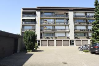 Welkom in dit goed gelegen appartement.Vanuit de inkomhal met vestiaireruimte stap je meteen binnen in de gezellige leefruimte, die dankzij de grote...