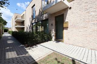 <strong>OPGELEVERDE STAPELWONING IN PROJECT OSCAR</strong><br />Grijp deze kans en plan vandaag nog uw bezoek! Contacteer ons via <strong>03 344 77 44</strong> of <strong>verkoop@homevast.be</strong>.<br /><br />Bent u op zoek naar een <strong> BEN-woning of BEN-appartement</strong> in een rustige, groene omgeving in Beveren?<br />Op een steenworp van het centrum, het station en de fietsostrade Antwerpen–Gent bevindt zich nieuwbouwproject <strong>Oscar</strong>. Deze verborgen parel combineert comfortabel wonen met rust en groen. <br /><br />Het project omvat <strong>39 stijlvol afgewerkte BEN-appartementen</strong> (Bijna EnergieNeutraal) en <strong>7 stapelwoningen</strong>, verdeeld over <strong>4 gebouwen</strong>.<br />Elke BEN-woning is uitgerust met <strong>vloerverwarming via een individuele lucht-water warmtepomp</strong>, <strong>ventilatiesysteem type D met warmterecuperatie</strong>, <strong>4 zonnepanelen van 445 Wp per paneel</strong> en behaalt een <strong>uitstekend E-peil van E14</strong>. Dit resulteert in een hoog wooncomfort én aantrekkelijke financiële voordelen, zoals <strong>50% korting op de onroerende voorheffing gedurende 5 jaar</strong> en <strong>lage energiekosten.</strong><br /><br />Deze driegevel stapelwoning met 3 slaapkamers in gebouw D biedt een <strong>royale bewoonbare oppervlakte</strong> van <strong>138,10m²</strong> en is doordacht ingedeeld voor optimaal wooncomfort. Deze stapelwoning beschikt over een l<strong>ichtrijke leefruimte met open keuken voorzien van een werkblad in composiet</strong> <strong>en toestellen van AEG</strong>, een bureauruimte, een gastentoilet en een praktische berging op het gelijkvloers.<strong> <br /></strong>Via de beukenhouten trap bereikt u de 1e verdieping die plaats geeft aan een eerste slaapkamer met aansluitend een badkamer met ligbad en dubbel lavabomeubel, een 2de en 3de slaapkamer en een aparte douchekamer met ruime inloopdouche, een enkel lavabomeubel en een tweede toilet. Het <strong>zuidgericht terras van 9,5m²</strong> vormt de perfecte plek om in alle rust van het buitenleven te genieten.<br /><strong>Voor dit appartement worden bovendien schilderwerken uitgevoerd</strong>, zodat u zorgeloos kan intrekken.<br /><br />Daarnaast is er een <strong>ondergrondse parkeergarage</strong> met autostaanplaatsen (prijzen vanaf 20 500 euro (excl. kosten) en <strong>ruime gemeenschappelijke fietsenbergingen</strong>.<br /><br /><span>Graag laten we u dit appartement persoonlijk ontdekken. Neem gerust contact met ons op voor bijkomende informatie of een bezoek via <strong>verkoop@homevast.be of tel. 03 344 77 44</strong>.</span>