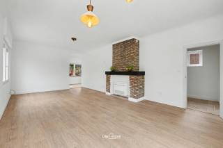 Bent u op zoek naar een eigendom waar comfortabel wonen en praktisch werken perfect samengaan? Dan zal deze instapklare woning u meteen weten te overtuigen. De woning werd dit jaar zorgvuldig vernieuwd en biedt alle hedendaagse comfort, gecombineerd met een ruim magazijn dat tal van mogelijkheden biedt voor zelfstandigen, opslag of een hobbyruimte.<br />Er is ook drijfkracht voorzien voor zware machines.<br /><br />Binnen geniet u van een lichtrijke leefruimte, een volledig uitgeruste keuken en een prachtige, moderne badkamer die met kwaliteitsvolle materialen werd afgewerkt. Er zijn in deze woning drie volwaardige slaapkamers, ideaal voor een gezin of wie graag over een extra bureau- of hobbykamer beschikt. De 2 toiletten op het gelijkvloers en verdiep zijn een extra troef.<br /><br />Ook technisch zit deze woning helemaal goed. Zo werd het dak vernieuwd, beschikt de woning over een gunstig EPC en is ze bovendien asbestveilig, waardoor u zorgeloos kunt verhuizen.<br /><br />Buiten vormt de fraai aangelegde tuin een heerlijke plek om tot rust te komen en te genieten van het groen. Dankzij de dubbele oprit is er ruim voldoende parkeergelegenheid, terwijl het achterliggende magazijn van 100m2 met hoge poorten een absolute meerwaarde vormt. Deze ruimte is perfect toegankelijk voor bestelwagens of grotere voertuigen, beschikt over een apart toilet en leent zich uitstekend voor professionele activiteiten, opslag of een atelier. <br /><br />Kortom, een eigendom die ruimte, comfort en functionaliteit op een unieke manier combineert. Een ideale opportuniteit voor wie op zoek is naar een instapklare woning mét extra mogelijkheden voor werk of hobby, op één en dezelfde locatie.