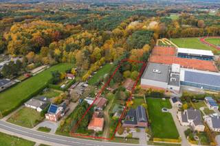 Gelegen in de Bevrijdingslaan in Meerhout vinden we deze bouwgrond met een te slopen gezinswoning terug. Zowel de omliggende gemeenten als tal...