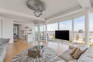 Met gepaste trots stellen wij u dit heerlijk appartement voor op een absolute toplocatie met uniek zicht op beide Scheldebochten. Wonen op het,...