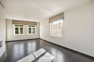 Voor meer info en foto’s, surf naar www.swevers.be – Ontdek deze instapklare open bebouwing aan de Viverselgweg 11 in Heusden-Zolder, gebouwd in 2010 en gelegen op een uitzonderlijk ruim en groen perceel van 42a59ca. De woning beschikt over vier slaapkamers, twee badkamers en royale leefruimtes. Op het gelijkvloers vind je een inkomhal met gastentoilet, een woonkamer van 30 m² en een praktische open keuken. Extra bergruimte zorgt voor het nodige comfort. Een grote troef is de afzonderlijke gelijkvloerse studio met eigen leef- en slaapruimte, badkamer, een open keuken en een overdekt terras. Dit gedeelte biedt mogelijkheden voor verhuur, toeristisch logies, vrij beroep of kangoeroewoonst, terwijl de privacy van het hoofdgedeelte behouden blijft. Op de verdieping bevinden zich drie slaapkamers, badkamer met ligbad én douche en dubbele wastafel, een apart toilet en een berging. Verder beschikt de woning over een kruipkelder en een ruime zolder. De vrijstaande garage van circa 30 m² met carport biedt plaats voor twee wagens, fietsen en opslag. Het royale perceel vormt een absolute meerwaarde voor wie houdt van groen, privacy en veel buitenruimte. Alarmsysteem, rolluiken, mechanische ventilatie, parlofoon en videofoon zijn aanwezig. Dankzij de nabijheid van de E313 en E314 zijn onder meer Lummen en Hasselt vlot bereikbaar. Voor meer informatie, bel 011 255 155. Bron bewoonbare oppervlakte: EPC – verslag.