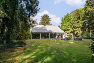 Moderne woning op een zuid georiënteerd perceel van ca. 3.500m² midden in het groen.Deze instapklare woning is voorzien 4 bouwlagen, waaronder:1...
