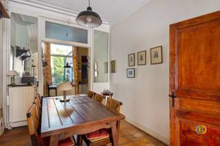 <p><span>Vous recherchez un bien immobilier de caractère offrant de nombreuses possibilités ? Cette charmante maison de maître située au centre de Vilvoorde constitue un excellent point de départ pour la transformer en une magnifique maison de ville. La propriété présente de beaux éléments architecturaux typiques des maisons de maître et n’a besoin que d’un peu d’amour et d’un rafraîchissement.</span></p><p><span>Son emplacement est en tout cas exceptionnel. Vous habiterez ici à proximité de la gare et à quelques pas des commerces, des restaurants et de toutes les commodités quotidiennes.</span></p><p><span>Le hall d'entrée donne accès au salon de 28 m². La cuisine de 10 m² se trouve juste à côté. Au rez-de-chaussée, vous trouverez également des toilettes et une salle de bains actuelle, qui peut parfaitement être transformée en une buanderie pratique. À l'arrière, vous profiterez d'un agréable jardin de ville de 48 m².</span></p><p><span>Au premier étage se trouvent deux chambres spacieuses de 18 m² et 19 m². Le deuxième étage offre également beaucoup d’espace, avec deux autres chambres de 18 m² et 10 m². La plus petite chambre pourrait par exemple être parfaitement aménagée en salle de bains.</span></p><p><span>Un atout supplémentaire est la spacieuse cave de 36 m², idéale pour le rangement et toutes sortes d’usages pratiques.</span></p><p><span>Une maison de caractère, avec une belle répartition des espaces et surtout un grand potentiel. Avec les bons aménagements, vous pourrez y créer une maison de ville particulièrement agréable, bénéficiant d’un emplacement de choix. Une belle opportunité pour ceux qui recherchent une maison de maître pouvant être entièrement rénovée selon leurs propres goûts.</span></p><p><span>Découvrez par vous-même les possibilités et planifiez votre visite dès aujourd’hui !</span></p><p><span> </span></p><p><span> </span></p>