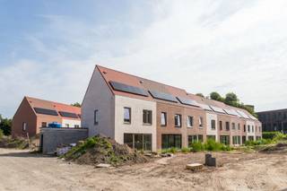 Deze energiezuinige nieuwbouwwoning met een bewoonbare oppervlakte van 118 m² bevindt zich in een park gelegen langs het kanaal Bossuyt-Kortrijk.Op...