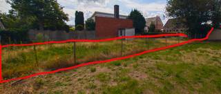 Nijlen is een fijne plek om te wonen: de verbinding met Lier, Herentals en de snelweg is optimaal (6 km) en winkels en scholen liggen om de hoek. Ook ligt het treinstation op wandelafstand en ben je op slechts 22 minuten in Antwerpen Berchem, ideaal voor pendelaars.
Station en bushalte: 480 m.
Gemeentelijke basisschool (kleuter en lager onderwijs): 446 m.
Sint Calasanz instituut (kleuter, lager en middelbaar onderwijs): 827 m.
Githo (middelbaar onderwijs): 850 m.
Breedte grond: 9,85 m.
Diepte: 37,40 m.
Riolering aanwezig in de straat.